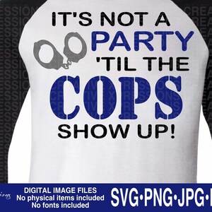 Puede incluir: Una camiseta de béisbol blanca y negra con un diseño azul y gris. La camiseta dice "It's not a party 'til the cops show up!" con esposas sobre el texto.