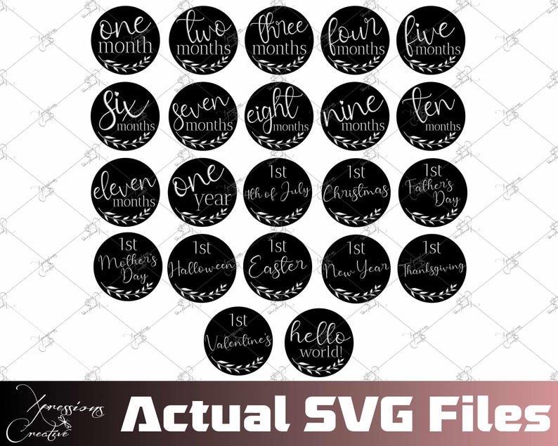 Puede incluir: Un conjunto de 20 archivos SVG en blanco y negro que presentan diferentes hitos para el primer a&ntilde;o de un beb&eacute;, incluidos meses, d&iacute;as festivos y ocasiones especiales. El texto es blanco y el fondo es negro.