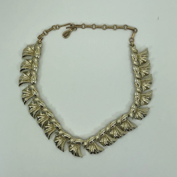 Beautiful Vintage Coro choker style necklace in leaf design Dull gold tone in good condition.