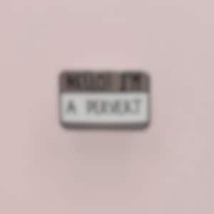 Épingle Je suis un pervers // Épingle avec porte-nom // Contenu pour adultes // Épingle rose