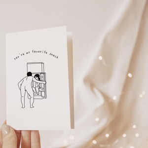 Pu&ograve; includere: Un'illustrazione in bianco e nero di una persona che apre la porta di un frigorifero con il testo "you're my favorite snack" sopra l'illustrazione.