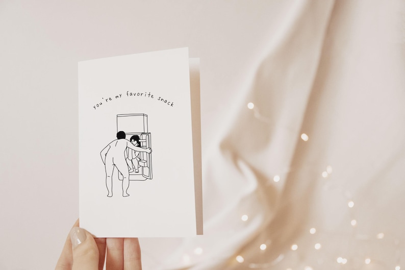 Pu&ograve; includere: Un'illustrazione in bianco e nero di una persona che apre la porta di un frigorifero con il testo "you're my favorite snack" sopra l'illustrazione.