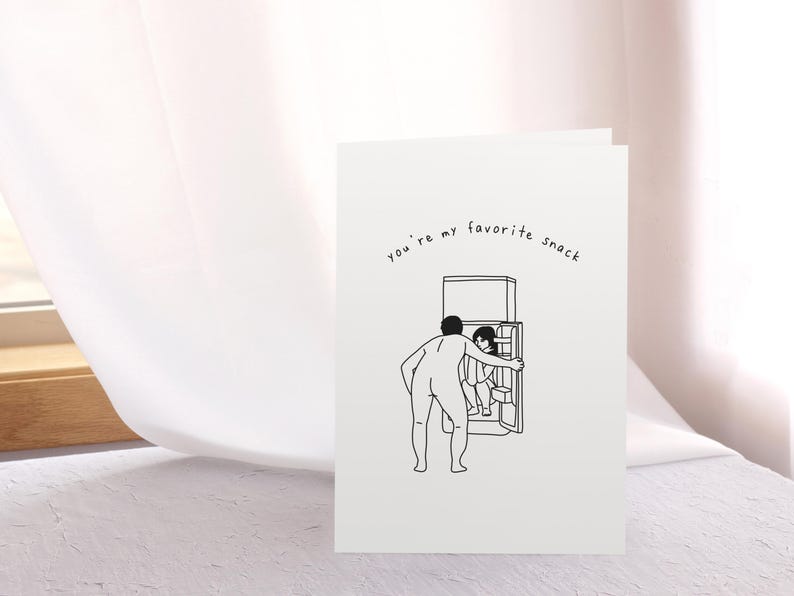 Pu&ograve; includere: Un'illustrazione in bianco e nero di una persona che apre la porta di un frigorifero. Il testo "you're my favorite snack" &egrave; scritto sulla carta.