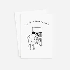 Pu&ograve; includere: Un'illustrazione in bianco e nero di una persona che apre la porta di un frigorifero. Il testo "you're my favorite snack" &egrave; scritto sopra il frigorifero.