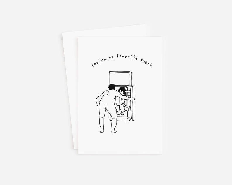 Pu&ograve; includere: Un'illustrazione in bianco e nero di una persona che apre la porta di un frigorifero. Il testo "you're my favorite snack" &egrave; scritto sopra il frigorifero.