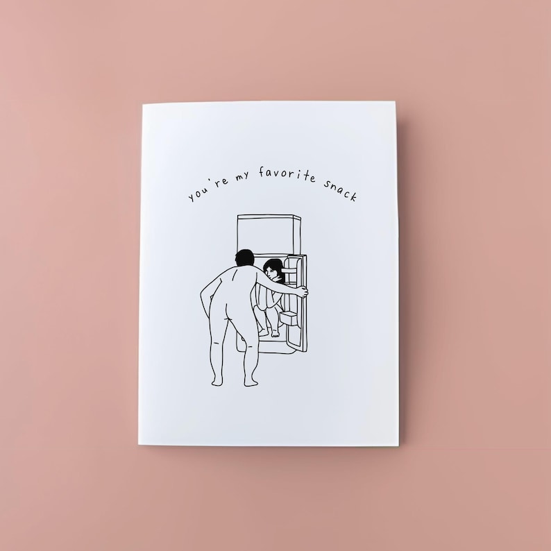 Pu&ograve; includere: Un'illustrazione in bianco e nero di una persona che apre un frigorifero per rivelare un'altra persona all'interno. Il testo "you're my favorite snack" &egrave; scritto sopra l'illustrazione.