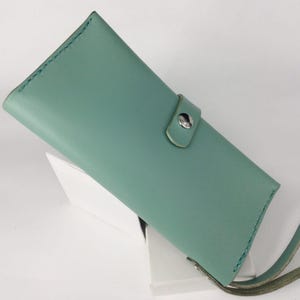 Cartera artesanal de cuero alargada. Práctica, elegante y hecha con alma.