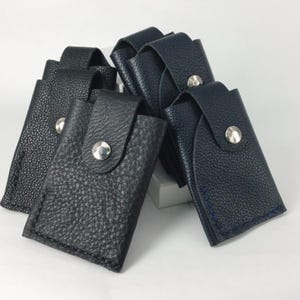 Tarjetero de cuero vacuno flexible. Organizador de tarjetas. Hecho a mano. Cierre con broce de preción.