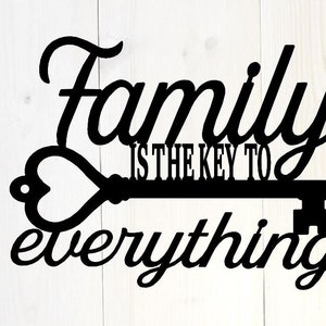 Könnte beinhalten: Schwarze Wanddekoration aus Metall mit einem Schlüssel und den Worten "Family is the key to everything".