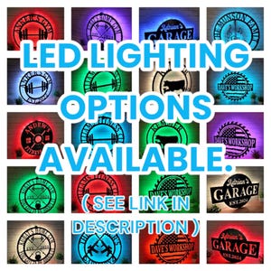 K&ouml;nnte beinhalten: Eine Collage von Metallschildern mit LED-Beleuchtungsoptionen. Die Schilder zeigen verschiedene Designs, darunter Garagen-, Fitnessstudio- und Werkstattthemen. Text enth&auml;lt "LED LIGHTING OPTIONS AVAILABLE".