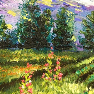 以下が含まれることがあります： インパスト油絵。緑の草とピンクの花が前景にある風景。濃い緑の木々が中景にあり、紫と黄色の空が背景にあります。このアートワークは、テクスチャード加工された厚いペイントアプリケーションです。