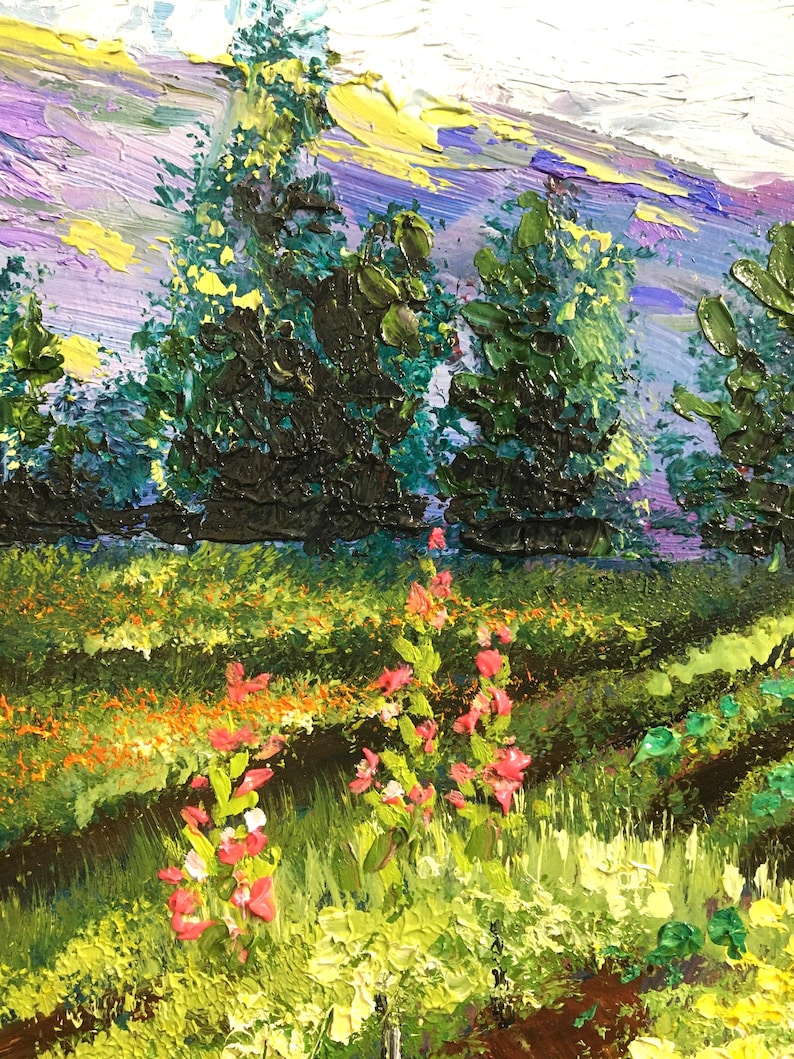 以下が含まれることがあります： インパスト油絵。緑の草とピンクの花が前景にある風景。濃い緑の木々が中景にあり、紫と黄色の空が背景にあります。このアートワークは、テクスチャード加工された厚いペイントアプリケーションです。