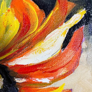 以下が含まれることがあります： 黄色、オレンジ、赤、白の色の厚い筆致で描かれた抽象画。絵画はテクスチャのある表面とモダンなスタイルを持っています。