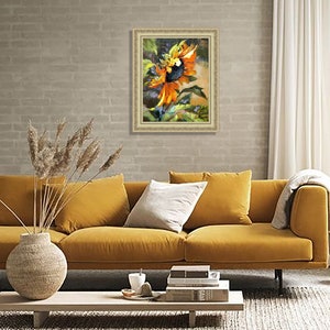 以下が含まれることがあります： オレンジと黄色の花びら、濃い茶色の芯、緑の葉を持つひまわりの絵画が額装されています。絵画は緑と茶色の背景に描かれています。