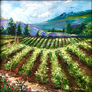 以下が含まれることがあります： 谷間のブドウ畑を描いた油絵。絵画は、緑、紫、青の鮮やかな色使いで、曇り空と遠くの山脈が特徴です。赤いバラやその他の花が前景にあります。