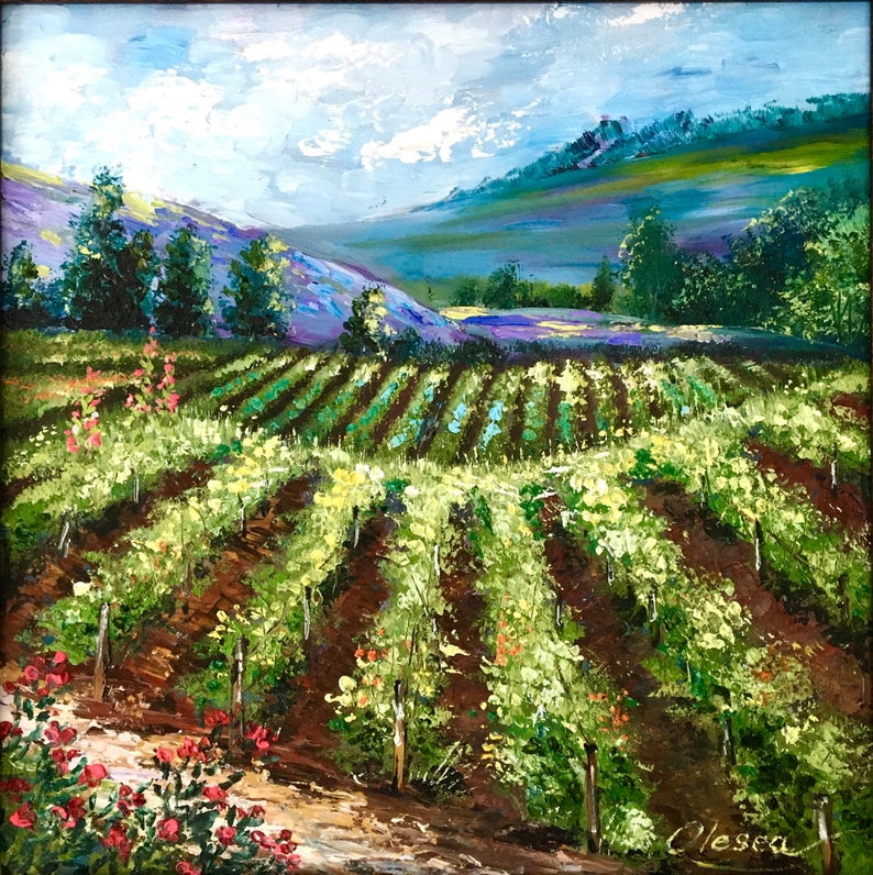 以下が含まれることがあります： 谷間のブドウ畑を描いた油絵。絵画は、緑、紫、青の鮮やかな色使いで、曇り空と遠くの山脈が特徴です。赤いバラやその他の花が前景にあります。