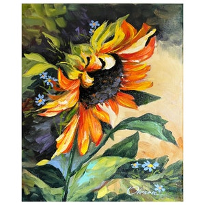 以下が含まれることがあります： オレンジと黄色の花びら、濃い茶色の芯、緑の葉を持つひまわりの絵。ひまわりは絵の最前部にあり、背景には青い花が描かれている。