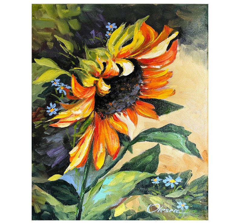 以下が含まれることがあります： オレンジと黄色の花びら、濃い茶色の芯、緑の葉を持つひまわりの絵。ひまわりは絵の最前部にあり、背景には青い花が描かれている。
