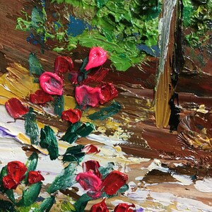 以下が含まれることがあります： 鮮やかな赤い花と緑の葉が特徴の印象派油絵のクローズアップ。背景は、質感のある茶色と緑の葉です。このアートワークは、厚いインパストスタイルで、筆致が見えます。