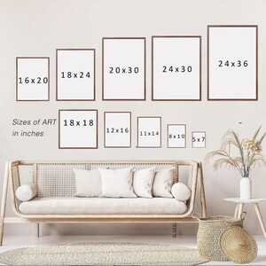 以下が含まれることがあります： 16x20、18x24、20x30、24x30、24x36インチ（約41x51、46x61、51x76、61x76、61x91cm）など、さまざまなサイズの額入りアートプリントの展示。 「Sizes of ART in inches」の文字が見えます。 アートワークは、明るい色のソファの上に表示されています。