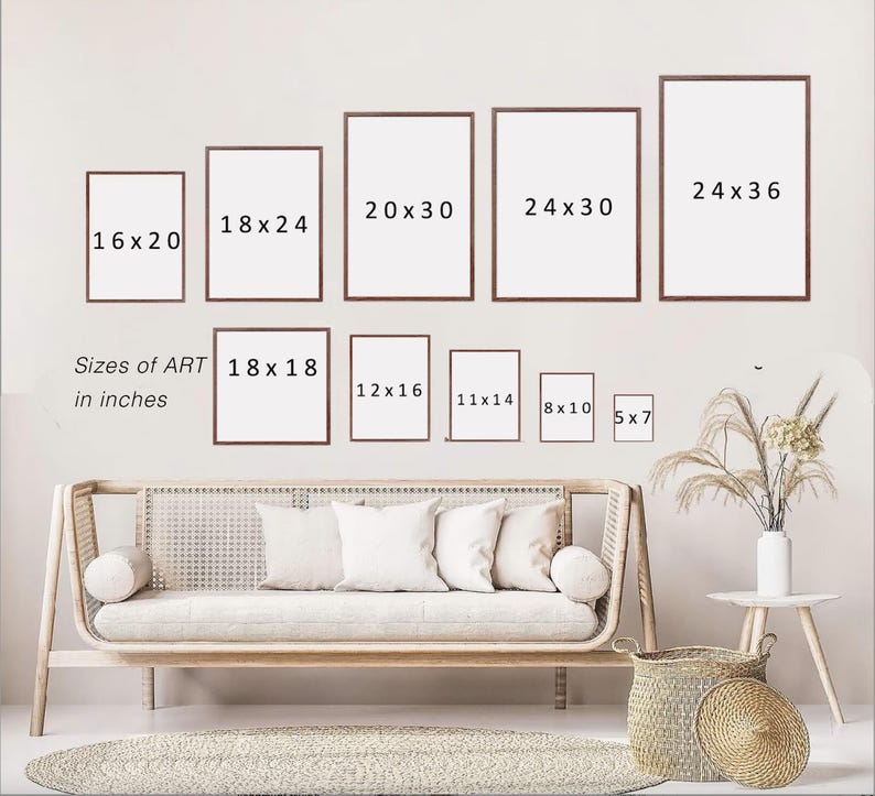 以下が含まれることがあります： 16x20、18x24、20x30、24x30、24x36インチ（約41x51、46x61、51x76、61x76、61x91cm）など、さまざまなサイズの額入りアートプリントの展示。 「Sizes of ART in inches」の文字が見えます。 アートワークは、明るい色のソファの上に表示されています。