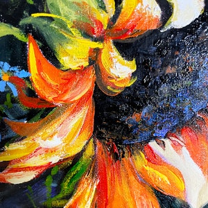 以下が含まれることがあります： 黄色、オレンジ、赤の花びらを持つひまわりを描いた、鮮やかな油絵のクローズアップ。背景は濃い青と緑で、鮮やかなコントラストを生み出しています。