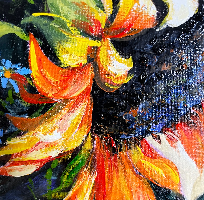 以下が含まれることがあります： 黄色、オレンジ、赤の花びらを持つひまわりを描いた、鮮やかな油絵のクローズアップ。背景は濃い青と緑で、鮮やかなコントラストを生み出しています。