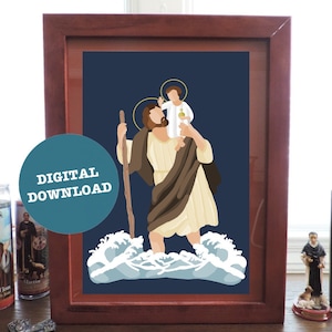 Puede incluir: Una descarga digital de una impresión de arte imprimible con una ilustración colorida de San Cristóbal llevando a un niño sobre sus hombros. La imagen está sobre un fondo azul oscuro con olas blancas en la parte inferior.