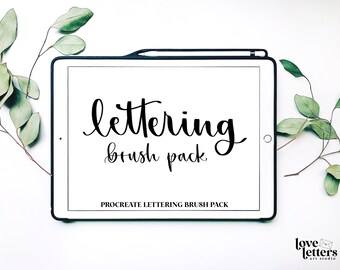 Może przedstawiać: Biały ekran tabletu z tekstem "lettering brush pack" w czarnym, ozdobnym pismie. Tekst "Procreate Lettering Brush Pack" również jest wyświetlony w kolorze czarnym. Tablet leży na białym tle, po obu stronach znajdują się zielone liście.