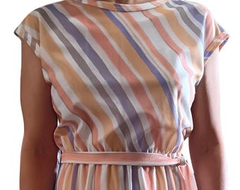 Vestido de secretaria vintage de rayas color melocotón de los años 70: Midi transparente con cinturón, talla vintage/stock muerto, NOS, multicolor