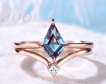 Unique kite cut Alexandrite wedding ring set vintage Alexandrite engagement ring set rose gold silver princess cut moissanite ring for women