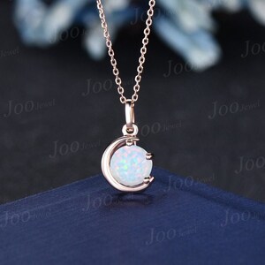 1ct Runder weißer Feueropal Anhänger Halskette Sterling Silber / 14K Gelbgold Oktober Geburtsstein Hochzeit Halskette Halbmond Opal Kette Halskette
