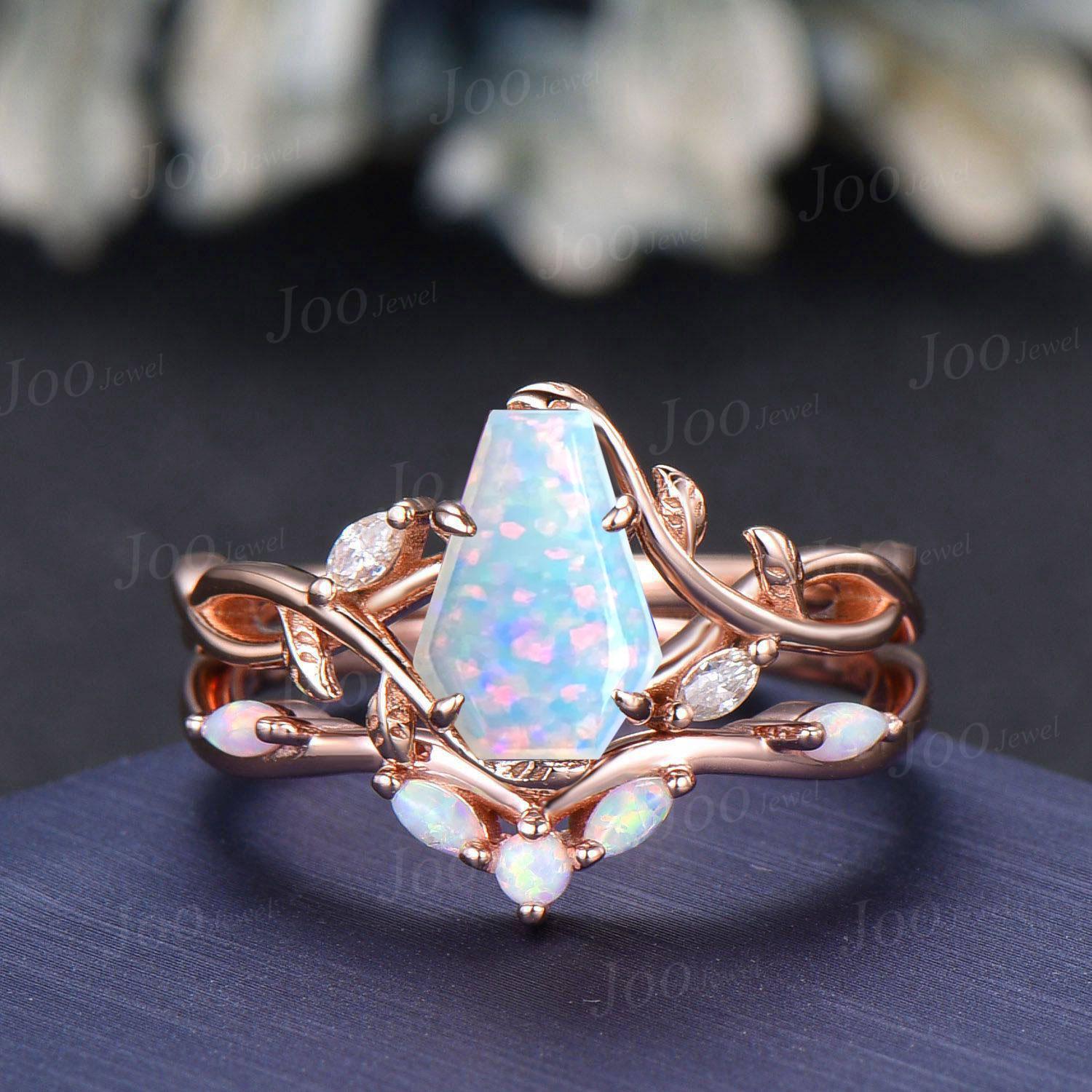 Anillo de compromiso de ópalo blanco con corte de ataúd no