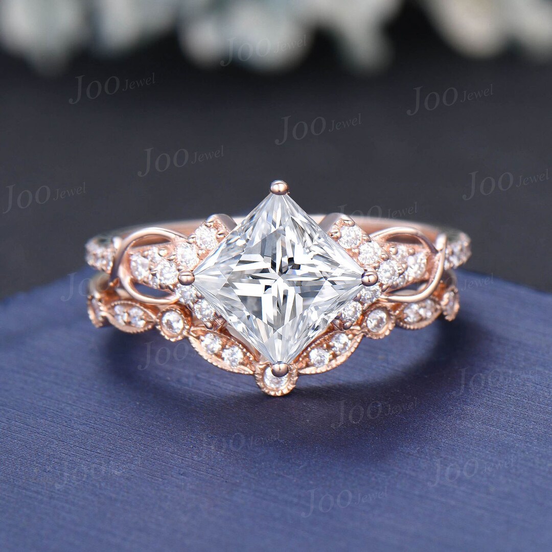 Juego de anillos de compromiso de corte princesa con diamantes de