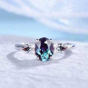 1.5ct Oval Alexandrite Ring Kite Alexandrite Moissanite Engagement Ring Unique Rose Gold June Birthstone Color Change Stone Anniversary Gift