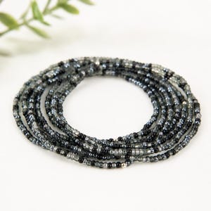 Set mit 8 Perlenarmbändern | Schwarze und graue Preciosa-Perlen (2 mm) | Stapelbares Armbandset