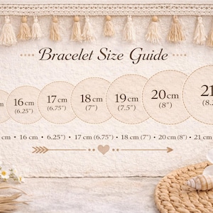 K&ouml;nnte beinhalten: Eine beige Armband-Gr&ouml;&szlig;entabelle mit sieben kreisf&ouml;rmigen Symbolen, beschriftet von 15 cm (6 Zoll) bis 21 cm (8,25 Zoll). Der Text Bracelet Size Guide steht zentriert oben, mit einer Liste der Ma&szlig;e und einem Herzsymbol am unteren Rand.