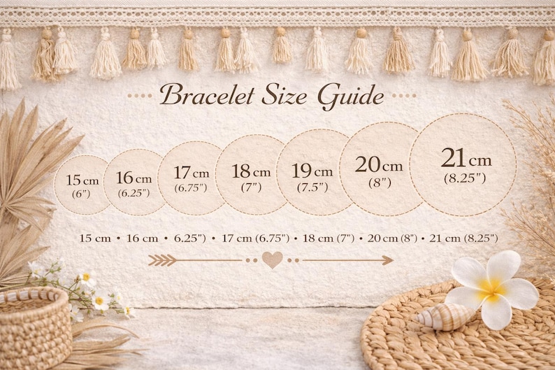 K&ouml;nnte beinhalten: Eine beige Armband-Gr&ouml;&szlig;entabelle mit sieben kreisf&ouml;rmigen Symbolen, beschriftet von 15 cm (6 Zoll) bis 21 cm (8,25 Zoll). Der Text Bracelet Size Guide steht zentriert oben, mit einer Liste der Ma&szlig;e und einem Herzsymbol am unteren Rand.