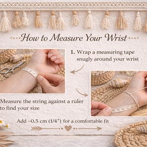 K&ouml;nnte beinhalten: Eine Anleitungsgrafik mit dem Titel How to Measure Your Wrist. Sie zeigt zwei Schritte: das Anlegen eines Ma&szlig;bandes um das Handgelenk und das Messen einer Schnur mit einem Lineal. Der Text enth&auml;lt Anweisungen und den Hinweis, 0,5 cm f&uuml;r den Sitz zu addieren.