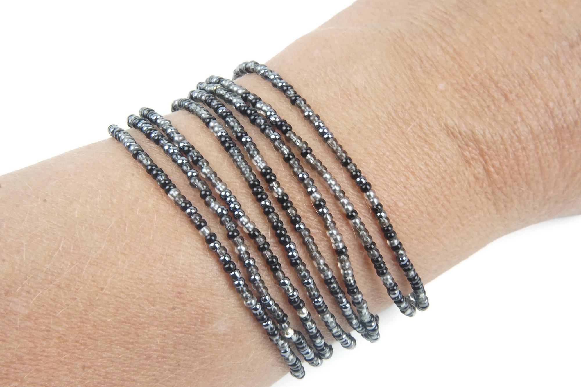 Juego de ocho pulseras de cuentas negras, pulseras de la amistad hechas a mano, pulseras apilables, pulseras negras de cuentas estilo bohemio.