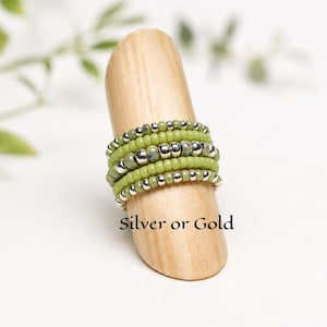 Bague extensible avec perles de rocaille chartreuse, accent hématite argentée
