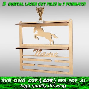 Può includere: Un ripiano per trofei in legno con una silhouette di cavallo, due ripiani e uno spazio per un nome. Il ripiano è progettato per esporre trofei e medaglie. Il design è disponibile nei formati SVG, DWG, DXF, CDR, EPS, PDF e AI.