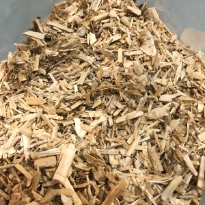 Puede incluir: Primer plano de un mont&oacute;n de virutas de madera de color marr&oacute;n claro. Las virutas son peque&ntilde;as y delgadas, y est&aacute;n todas mezcladas.