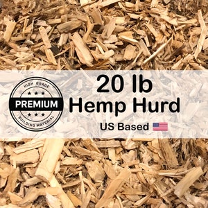 Puede incluir: Primer plano de un mont&oacute;n de c&aacute;&ntilde;amo hurd marr&oacute;n claro, un material de construcci&oacute;n natural. La imagen incluye una etiqueta que dice "20 lb Hemp Hurd", "High Grade Premium Building Material", y "US Based".