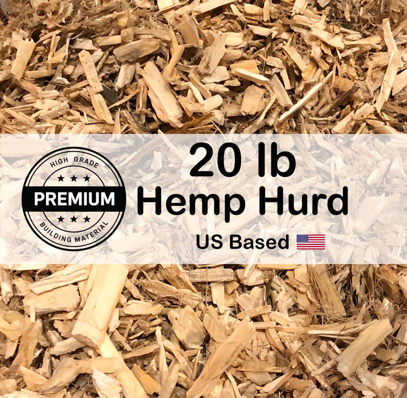 Puede incluir: Primer plano de un mont&oacute;n de c&aacute;&ntilde;amo hurd marr&oacute;n claro, un material de construcci&oacute;n natural. La imagen incluye una etiqueta que dice "20 lb Hemp Hurd", "High Grade Premium Building Material", y "US Based".