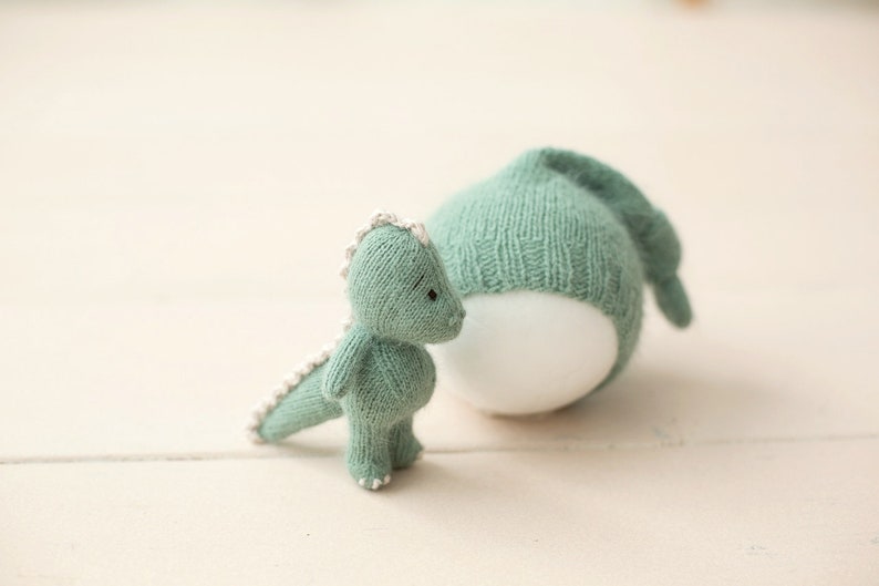 dinosaur with knot on head