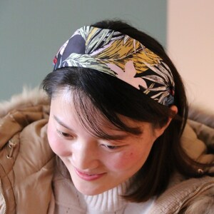 Diadema de satén floral negra: accesorio para el cabello con estampado de hojas anchas
