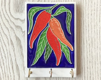 Creazioni Luciano, CHILI PEPPERS, Chili, Wandschlüsselhalter / Wandschlüsselhalter (cm 10x15) (4"x6") aus Reliefkeramik, handgefertigt in Italien.