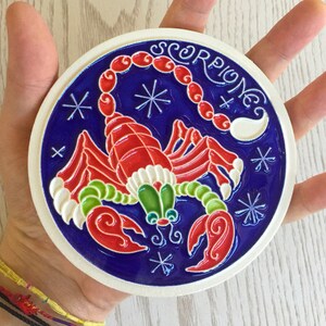 Luciano creaties, ZODIAC/ZODIAC (cm Ø12) in reliëfkeramiek, Handgemaakt in Italië.