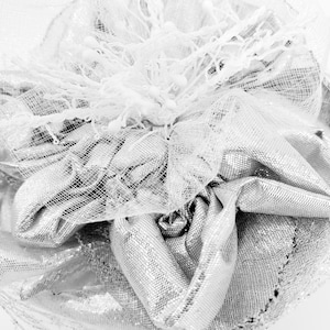 Fantasy FIORI Argento Finitura Bianca TESSUTO per Matrimonio Evento Speciale Centrotavola Sfondo Decorazione Murale Bouquet fai da te o per Progetti Artigianali